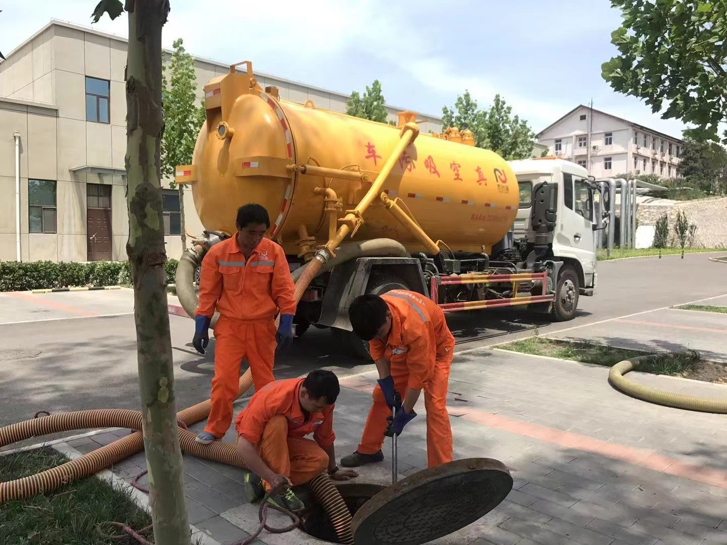 泰宁管道疏通车停在窨井附近